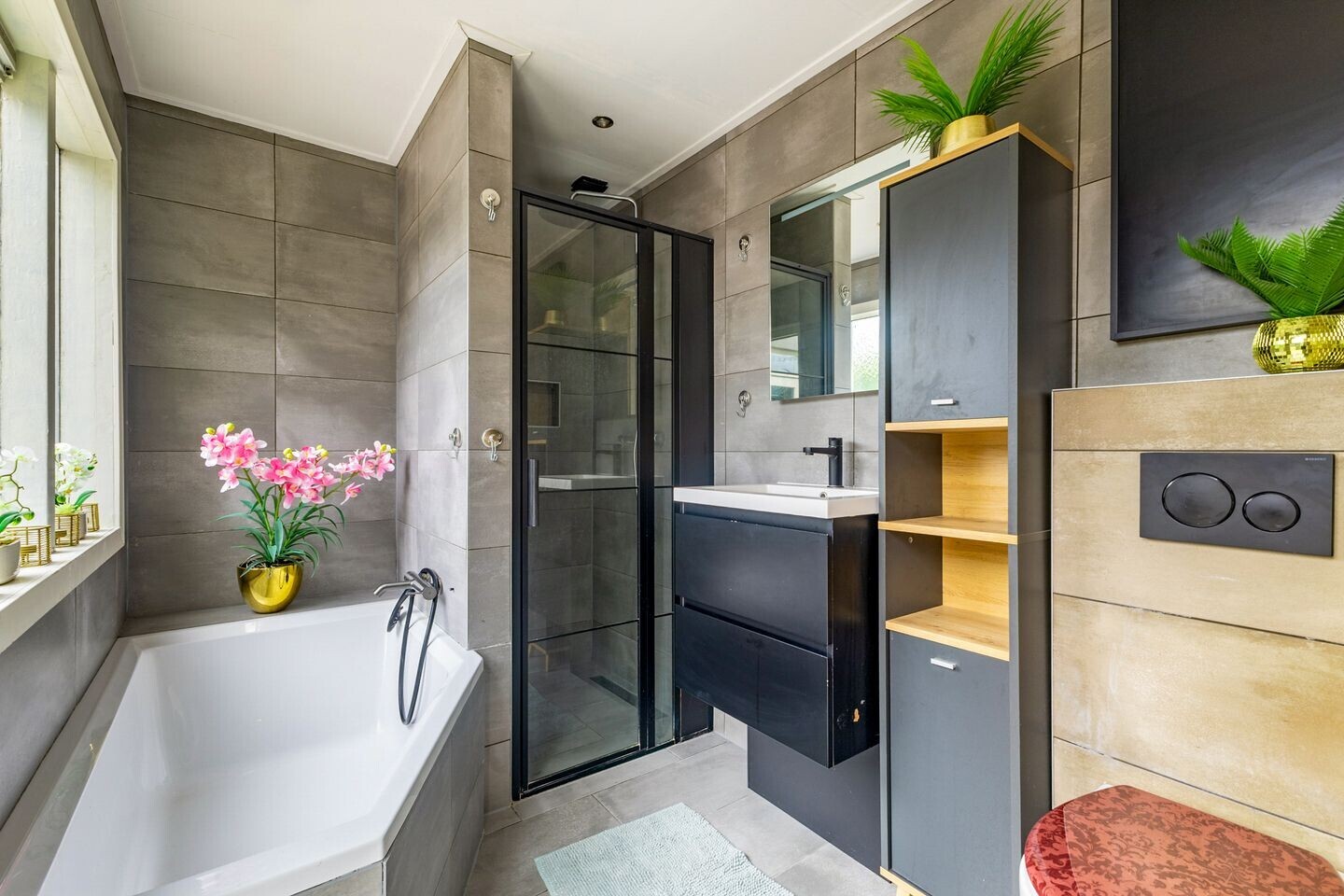 Tussenwoning te koop: ACHTER DE HOVEN 291, Leeuwarden