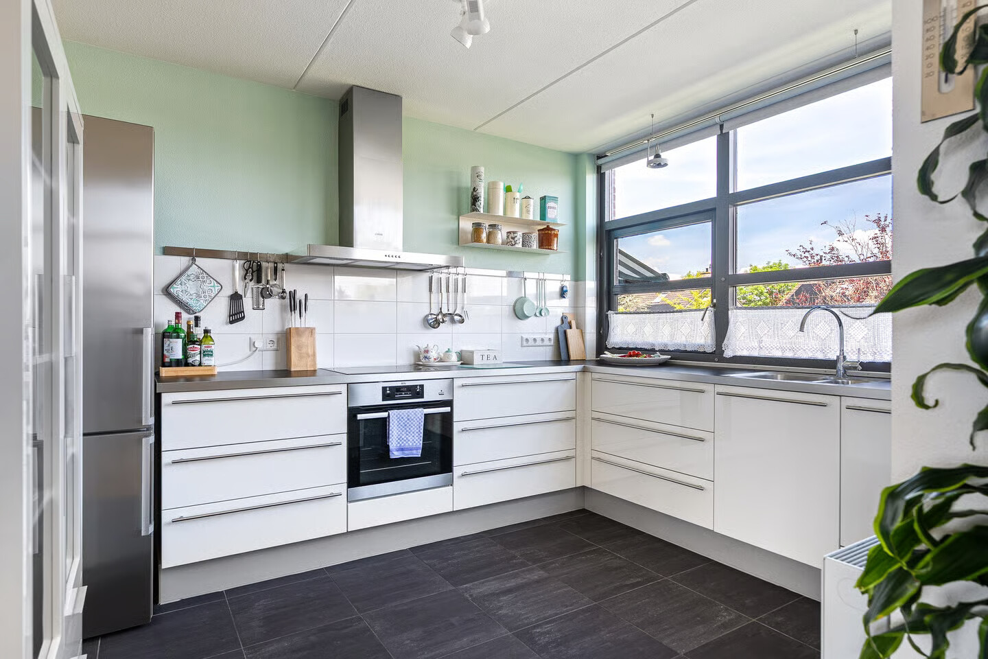 Tussenwoning te koop: Wiardaplantage 56, Leeuwarden