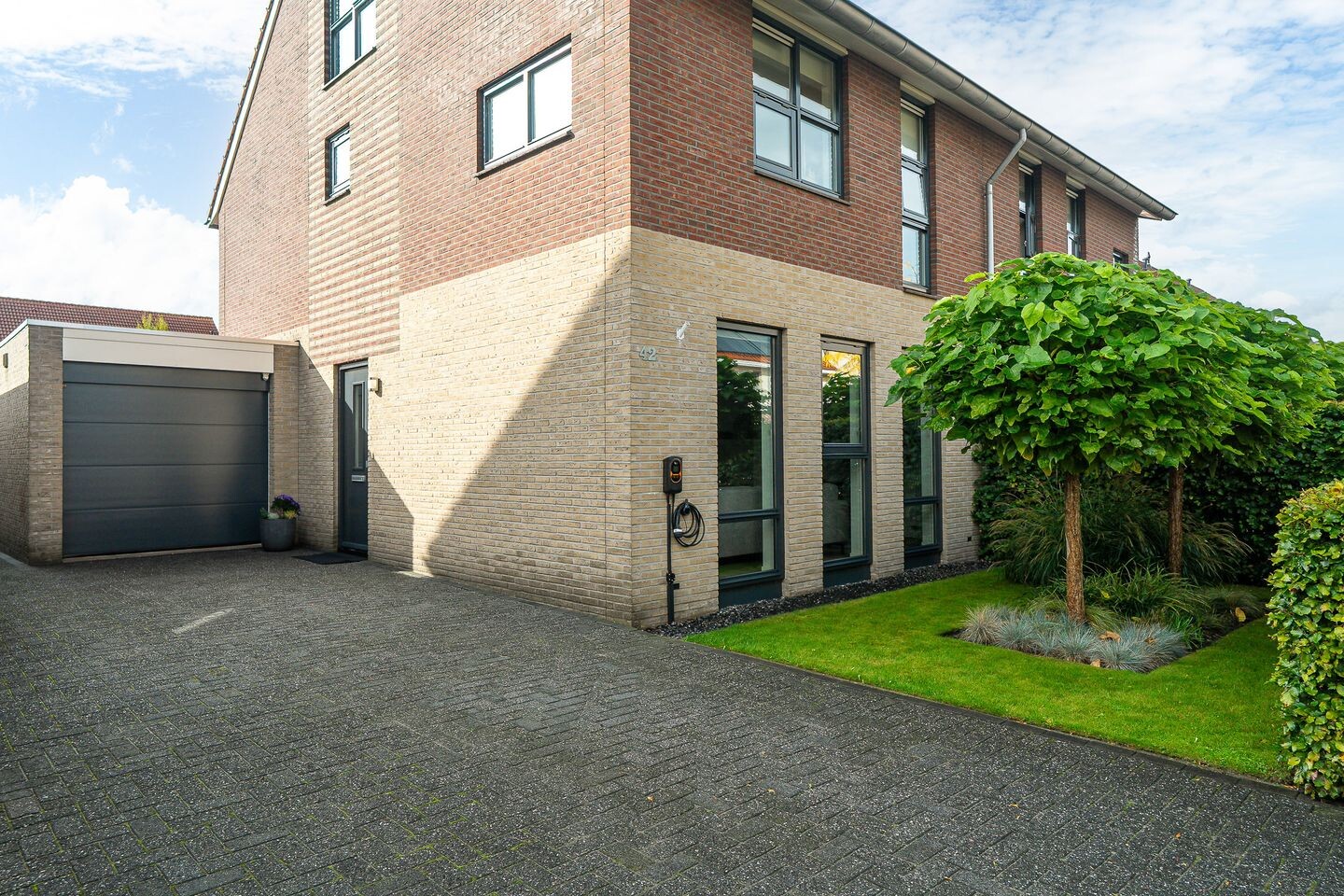 Twee-onder-één-kap te koop: Frouwesân 42, Leeuwarden