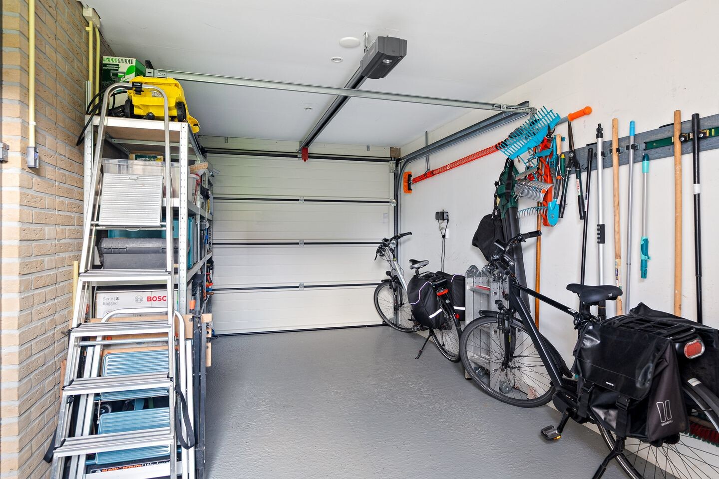 Twee-onder-één-kap te koop: Frouwesân 42, Leeuwarden