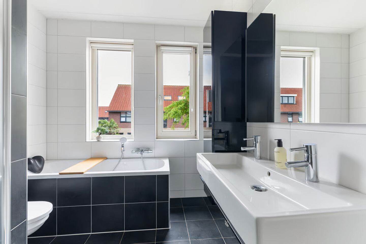 Twee-onder-één-kap te koop: Frouwesân 71, Leeuwarden