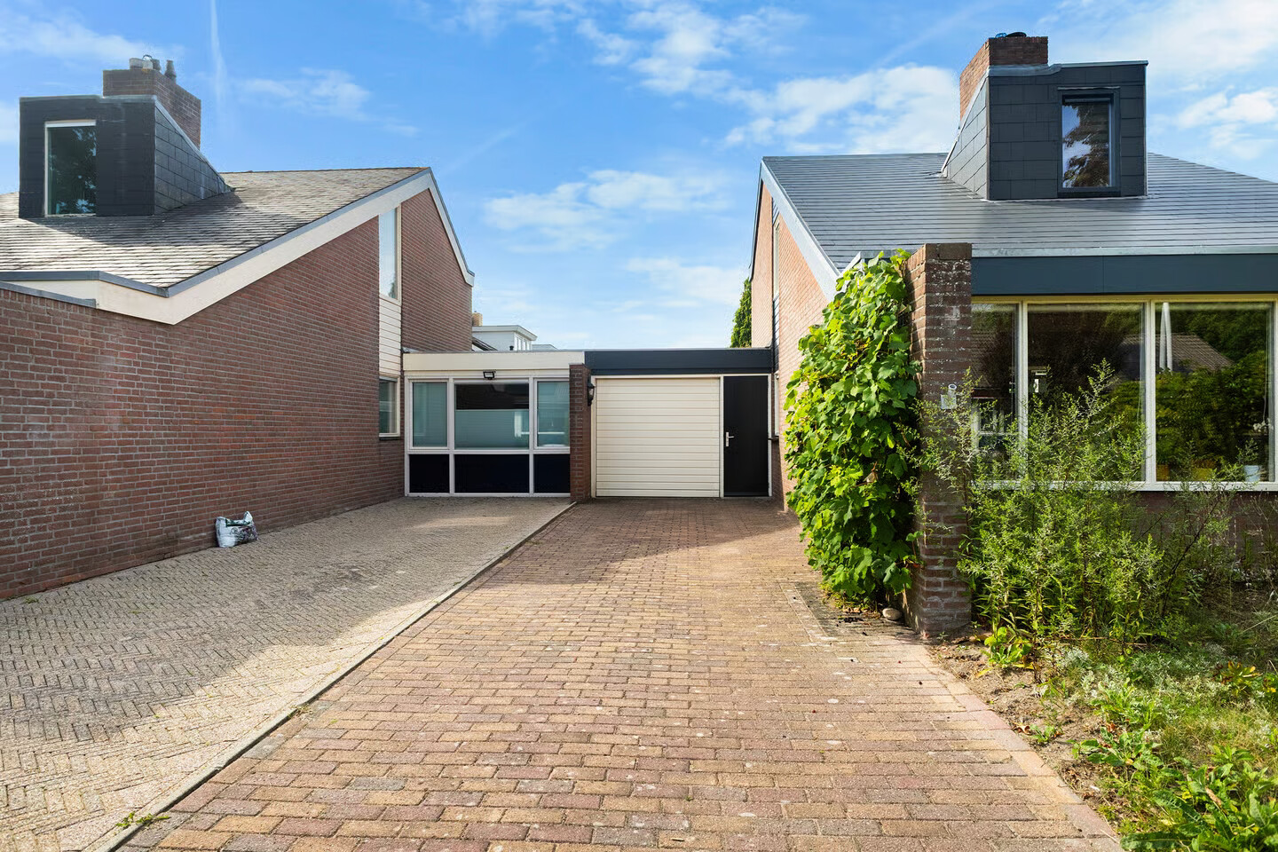 Twee-onder-één-kap te koop: Hofwegen 19, Oentsjerk