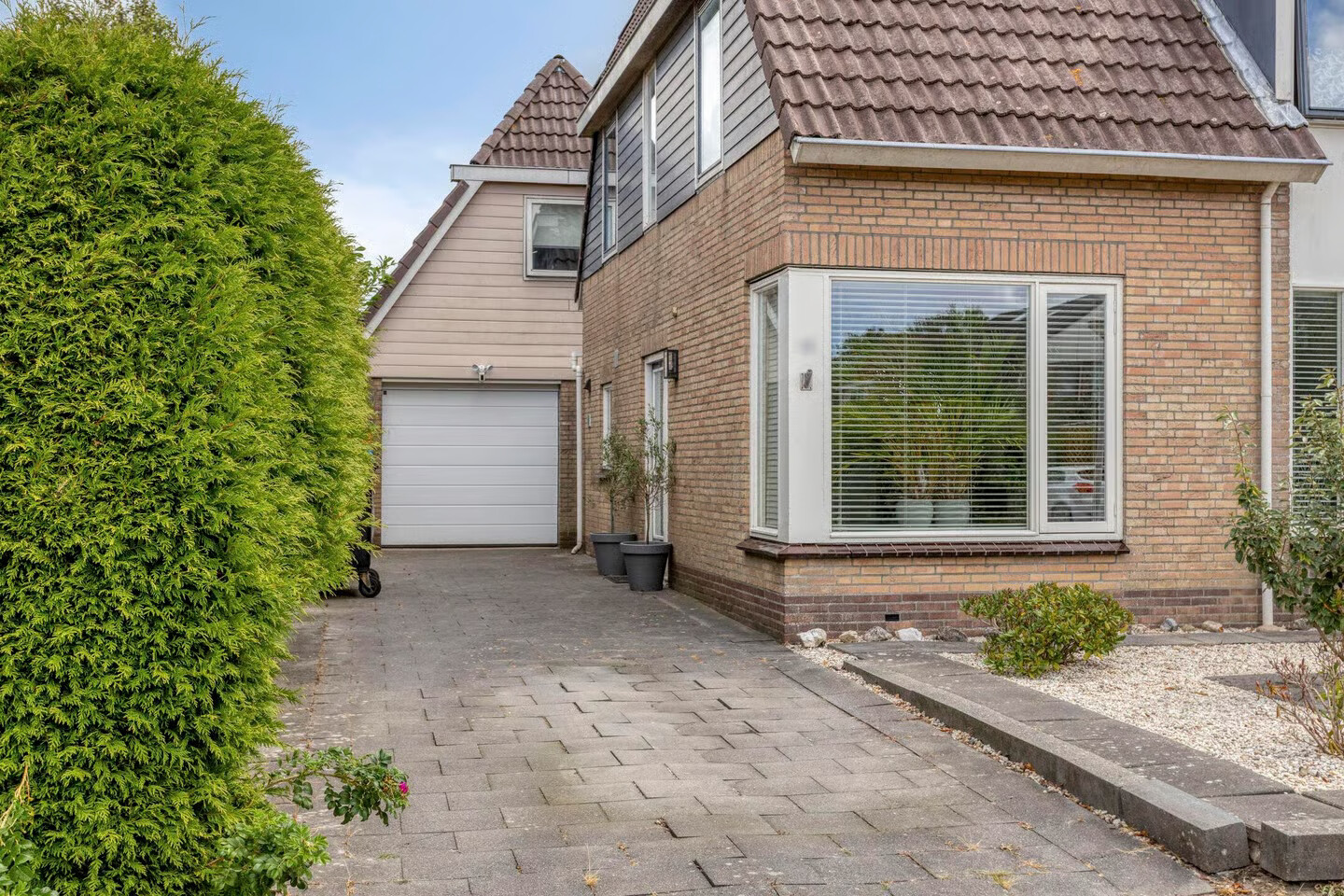 Twee-onder-één-kap te koop: Westfrisestraat 14, St.-Annaparochie