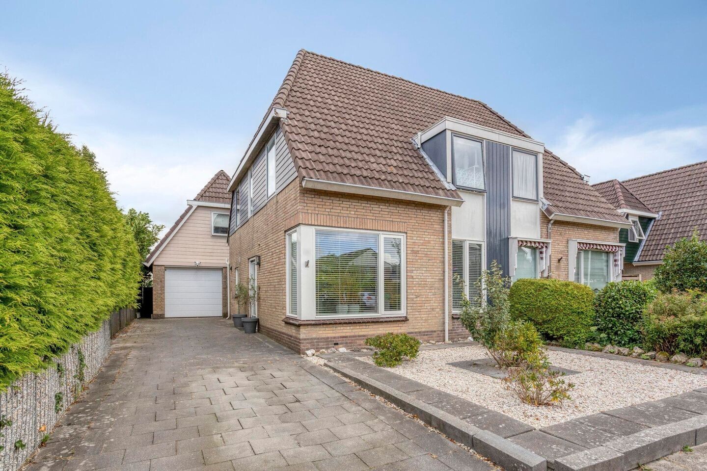 Twee-onder-één-kap te koop: Westfrisestraat 14, St.-Annaparochie