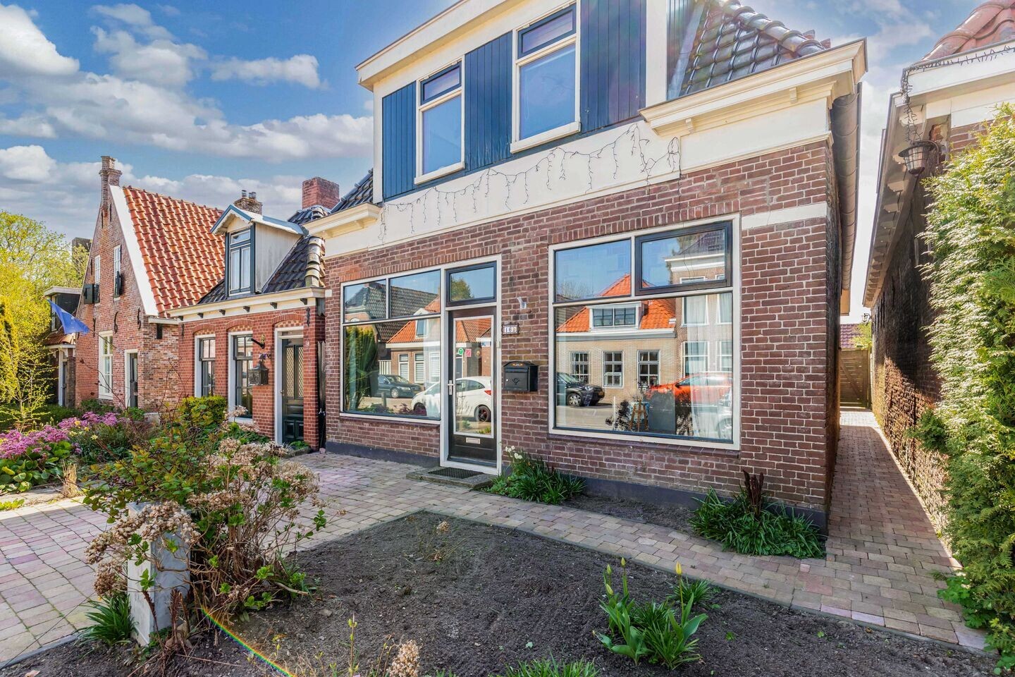 Twee-onder-één-kap te koop: Oosteinde 16, St.-Jacobiparochie