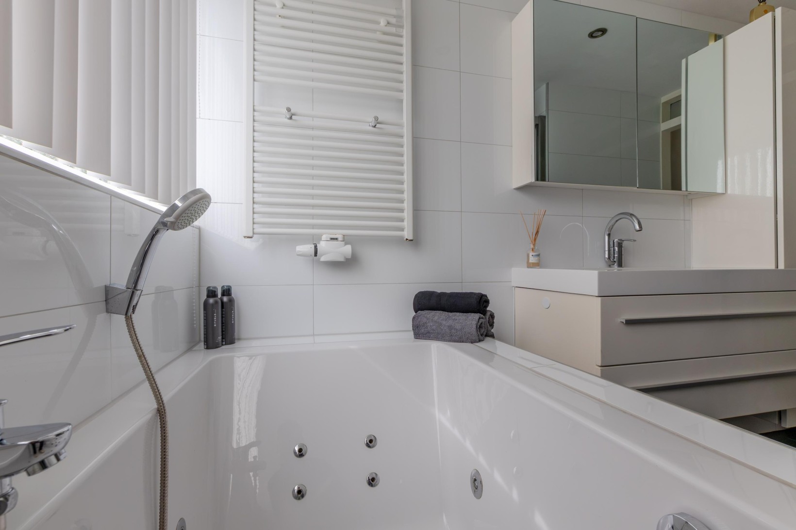 Vrijstaande woning te koop: De Nachtegaal 70, Surhuisterveen