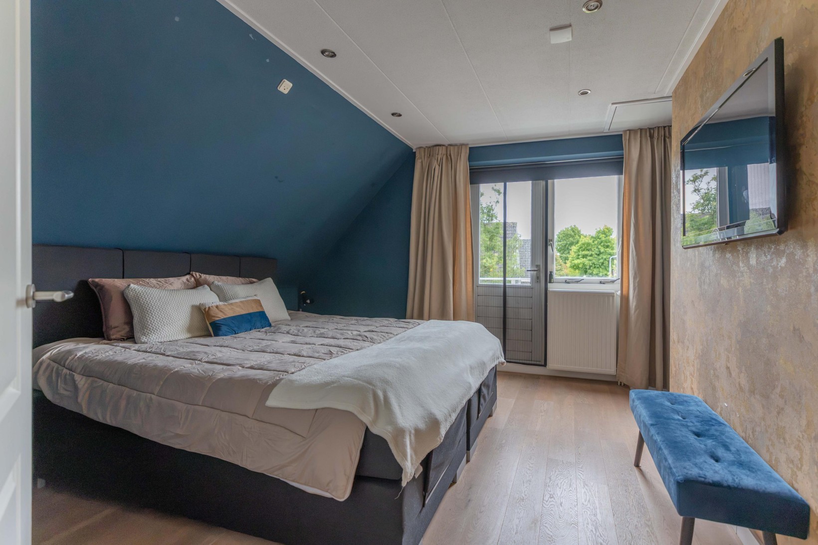 Vrijstaande woning te koop: De Nachtegaal 70, Surhuisterveen
