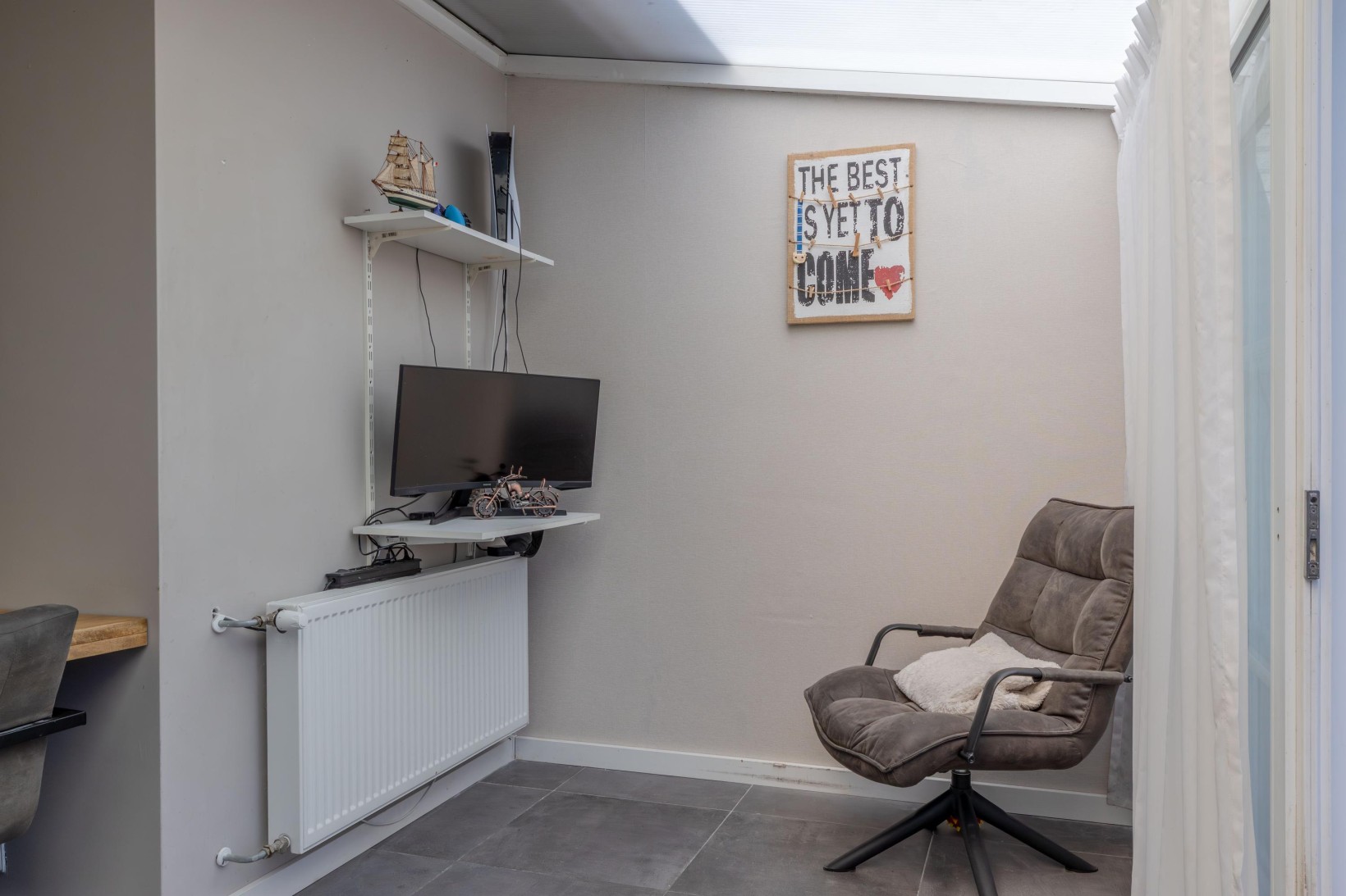 Tussenwoning te koop: De Buizerd 32, Surhuisterveen