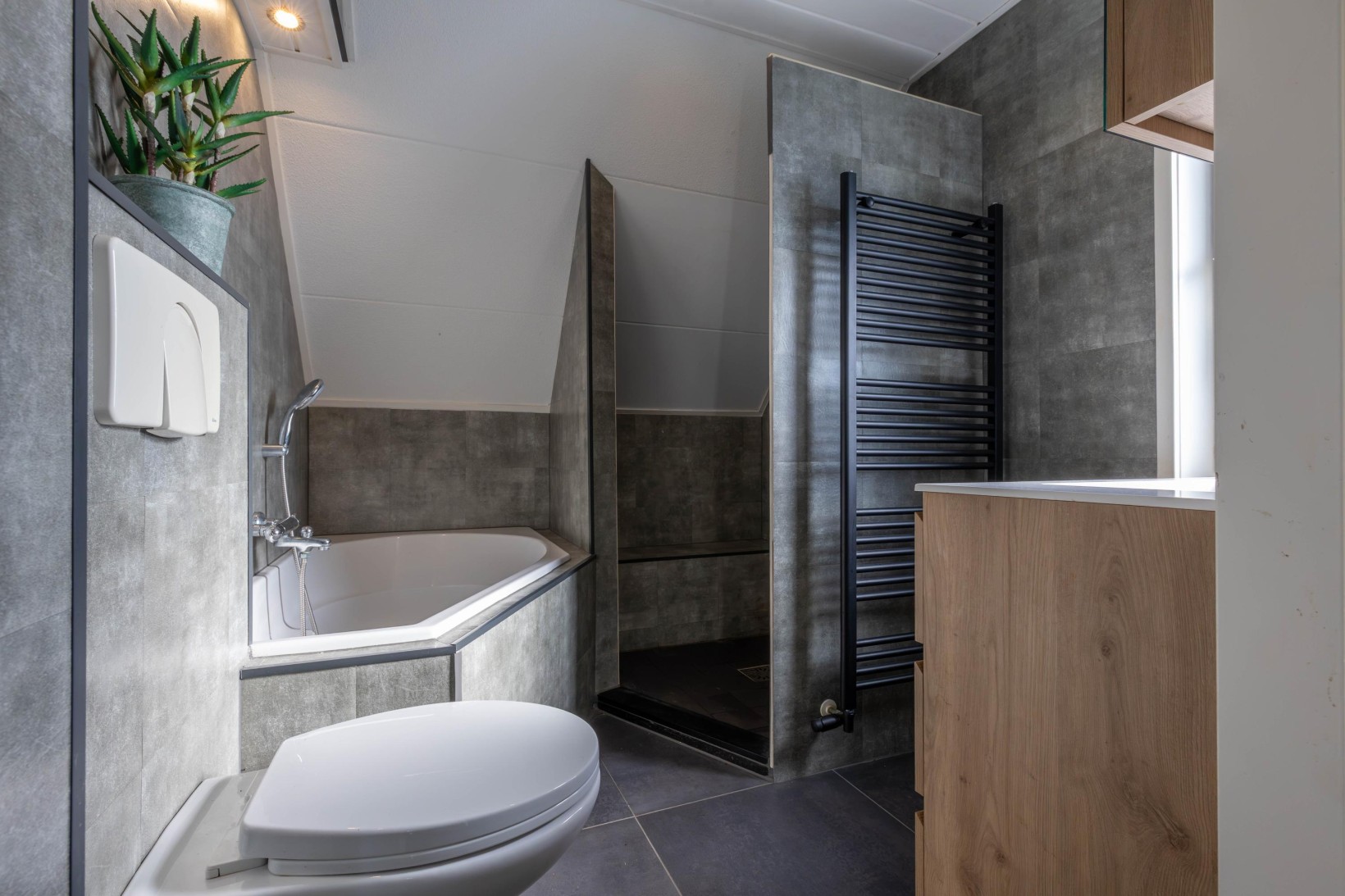 Tussenwoning te koop: De Buizerd 34, Surhuisterveen