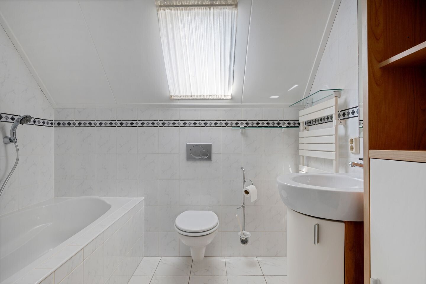 Tussenwoning te koop: Veenwortel 25, Roden
