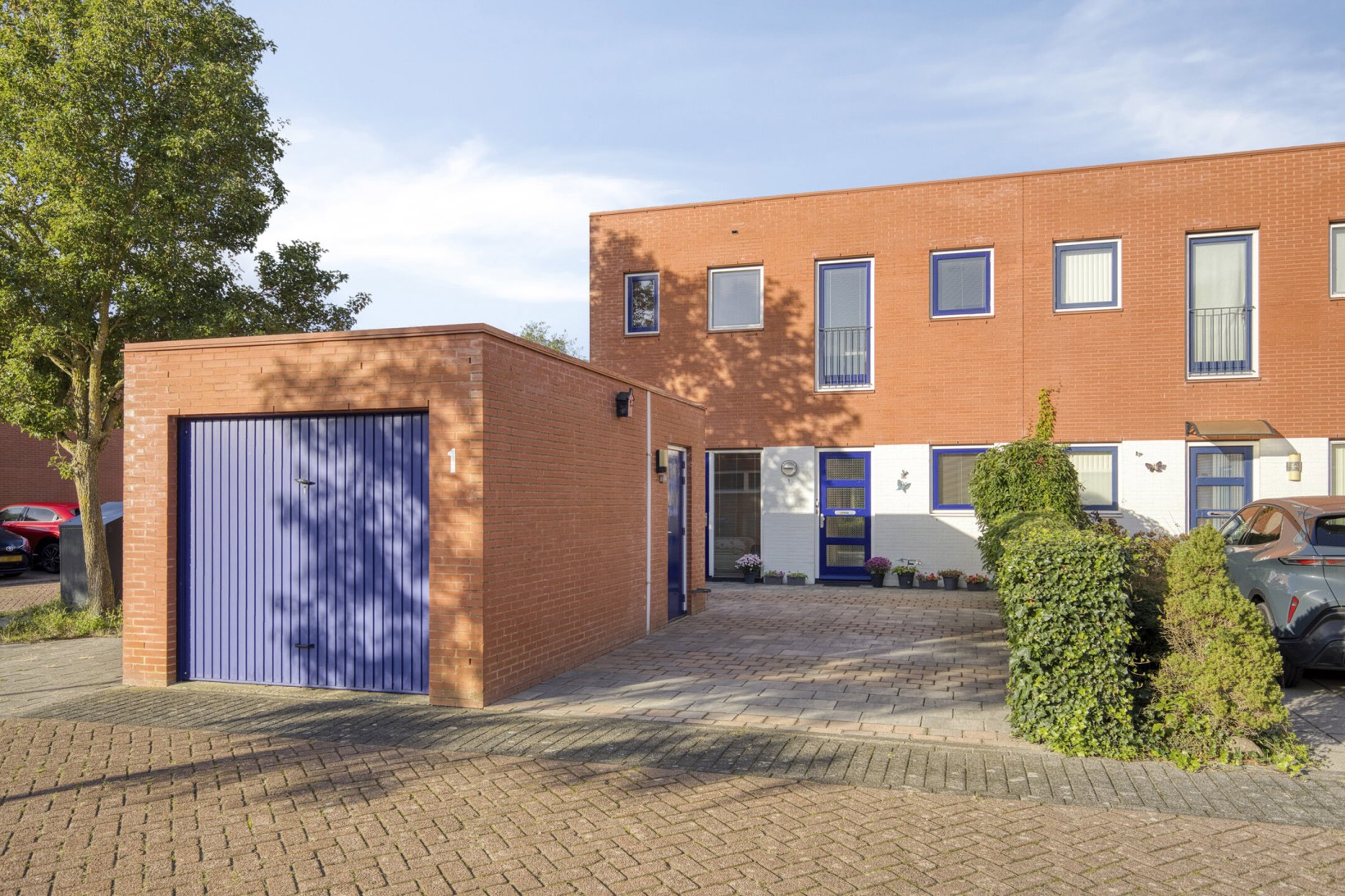 Hoekwoning te koop: Aardbeihof 1, Assen