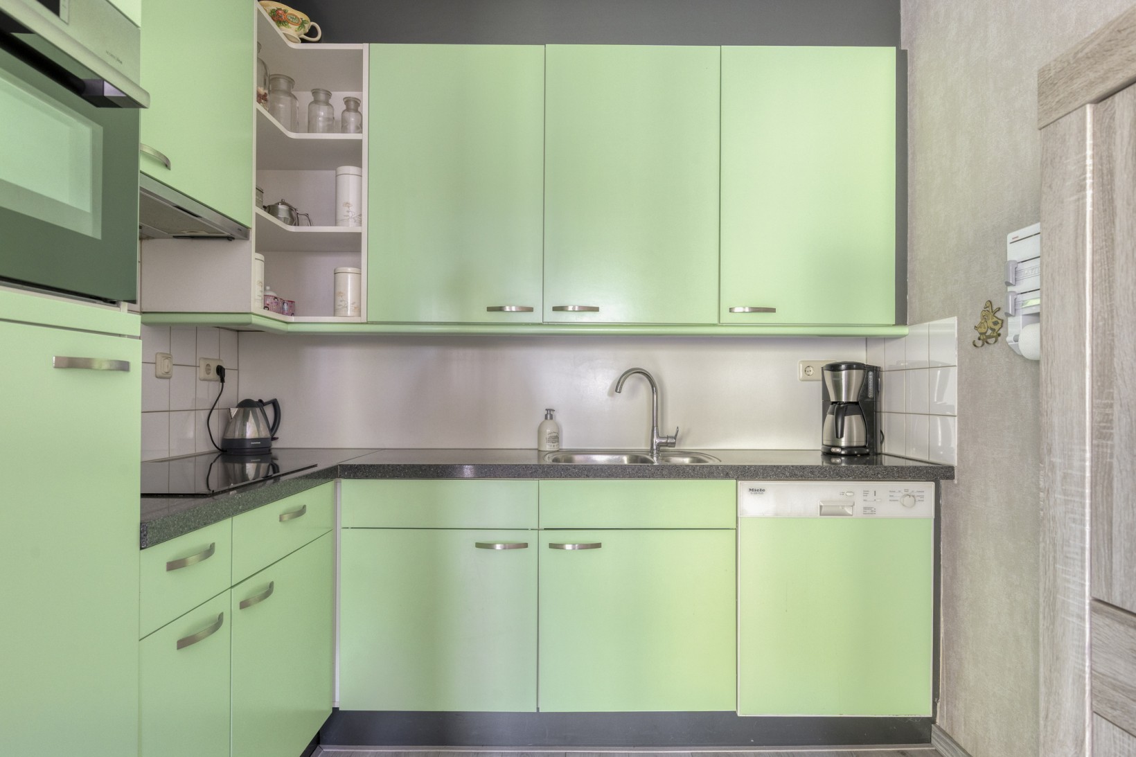 Hoekwoning te koop: Aardbeihof 1, Assen
