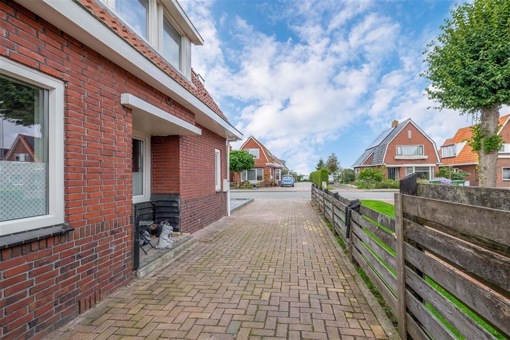 Twee-onder-één-kap te koop: Middenweg 131, Veendam