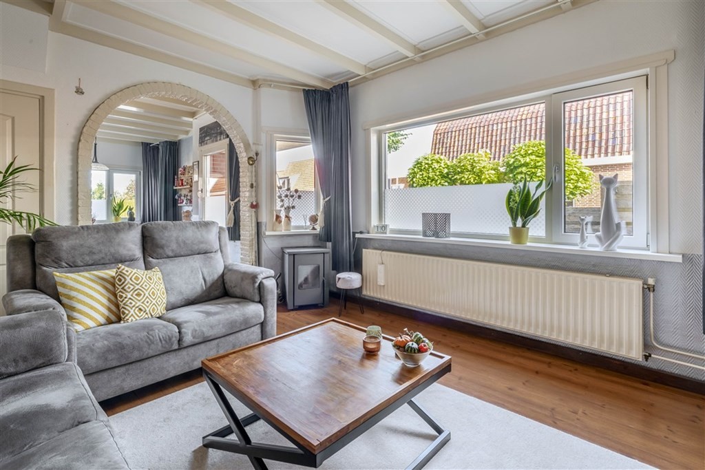 Twee-onder-één-kap te koop: Middenweg 131, Veendam