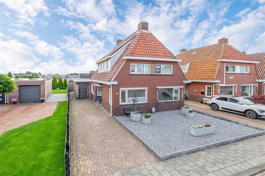 Twee-onder-één-kap te koop: Middenweg 131, Veendam