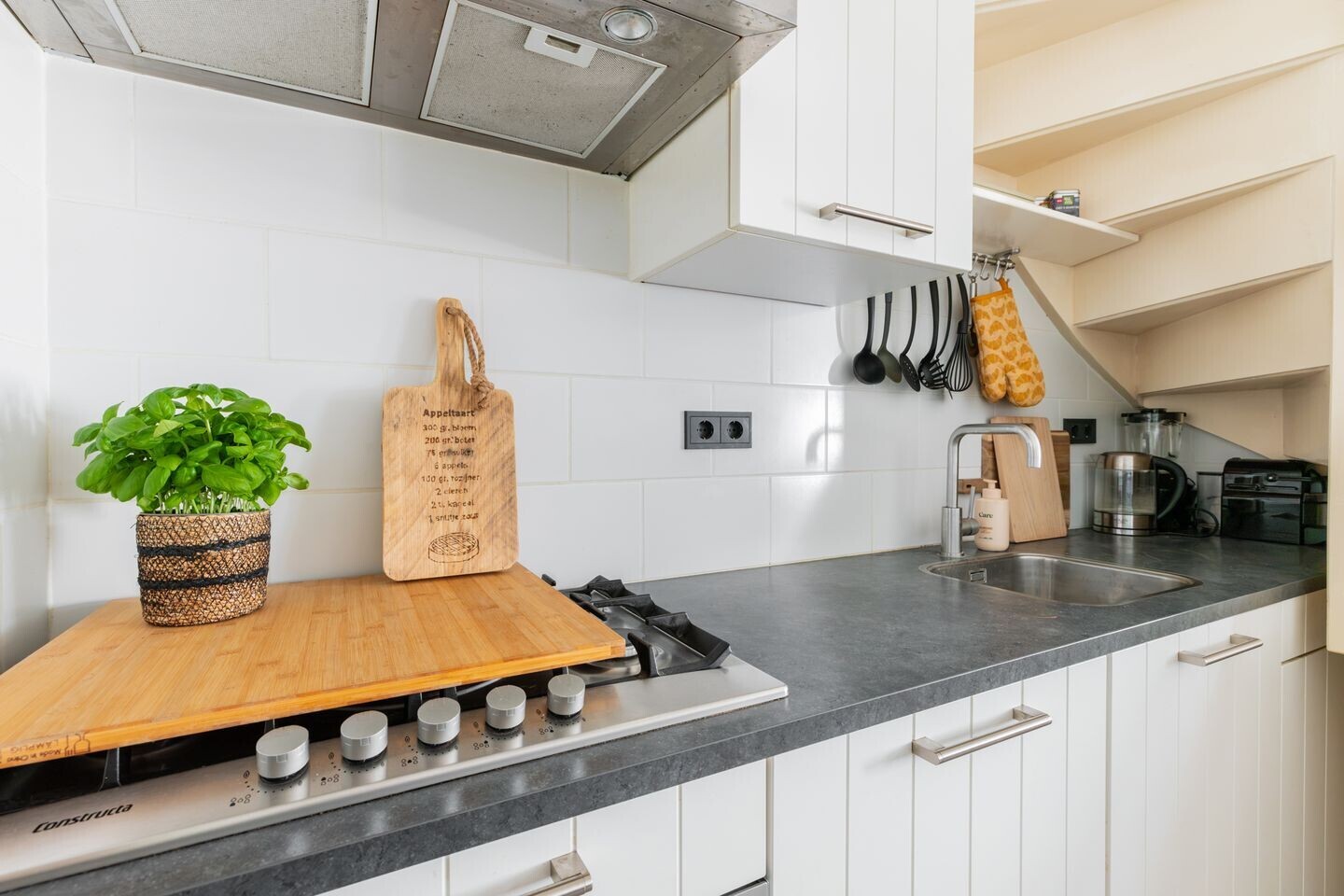 Tussenwoning te koop: Kleine Rozenstraat 42, Groningen