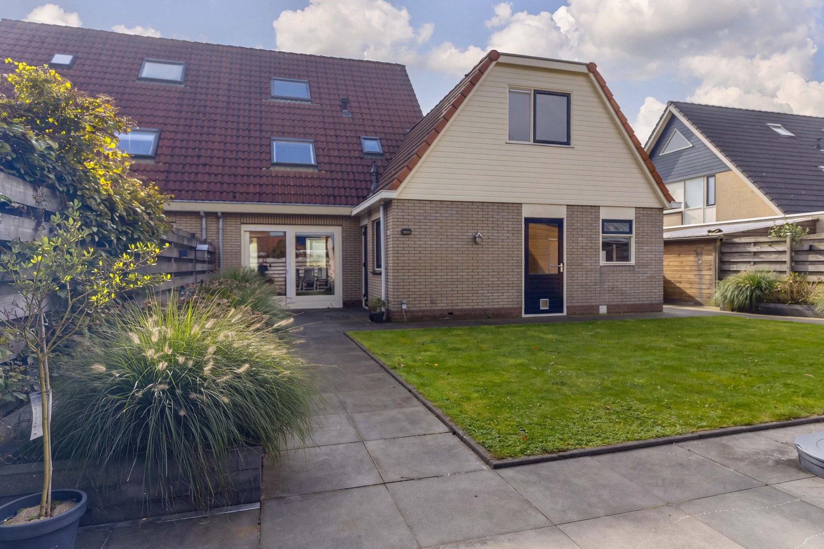 Twee-onder-één-kap te koop: Vogelwikke 16, Grootegast